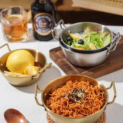 Bol à salade inox 304 avec une salade fraîche et des fruits sur une table en bois