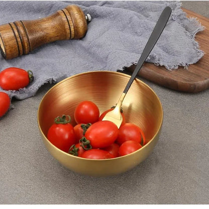 Bol en Acier Inoxydable 304 - Élégant avec des tomates cerises et une cuillère dorée sur une surface de cuisine
