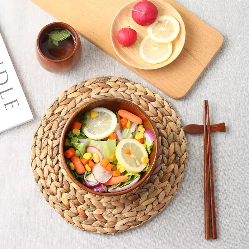 Bol en bois de jujubier rempli de salade colorée avec des légumes frais et des agrumes
