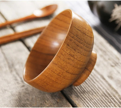 Bol en bois de jujubier élégant avec une finition lisse sur une table en bois rustique