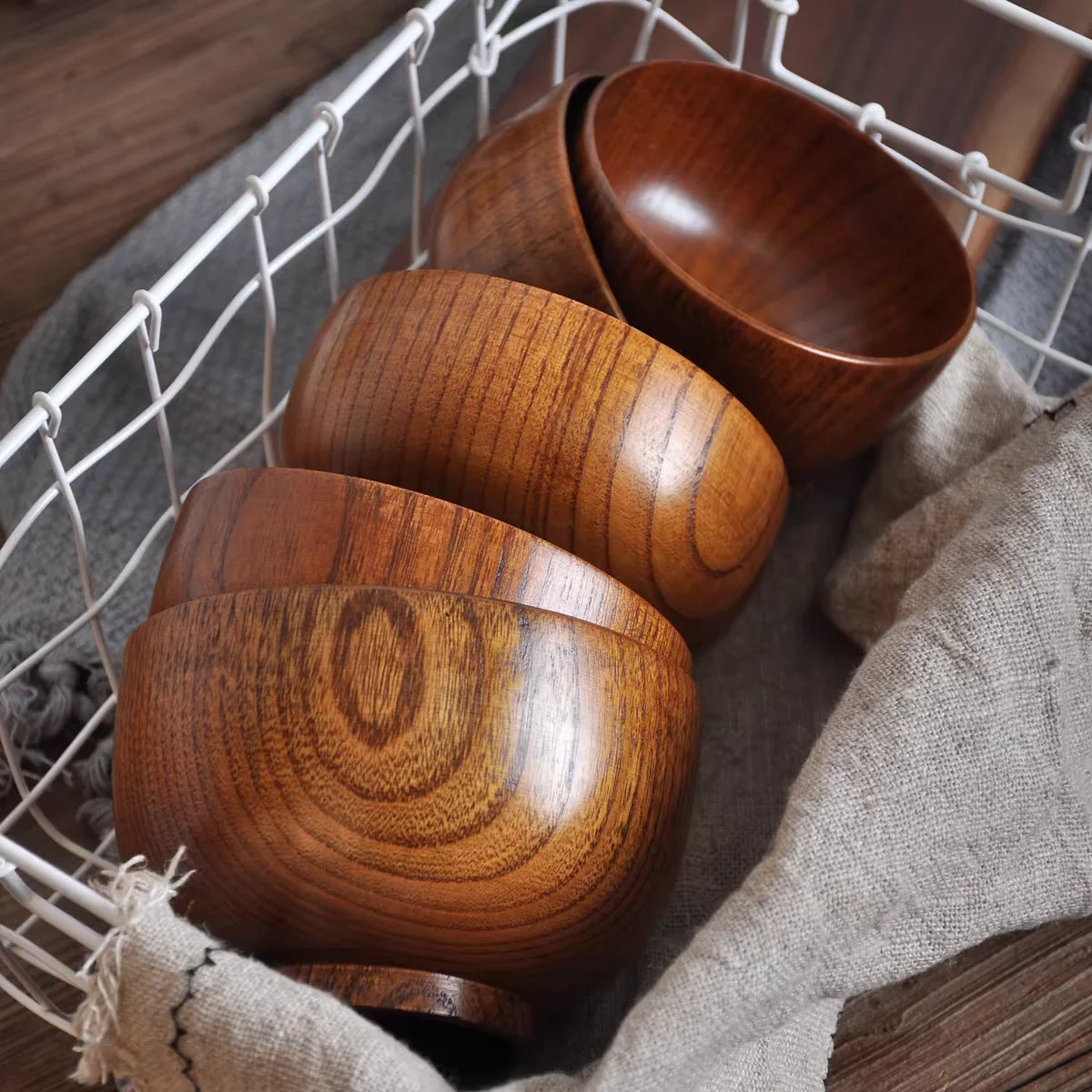 Bol en bois de jujubier naturel dans un panier, parfait pour la cuisine et le service