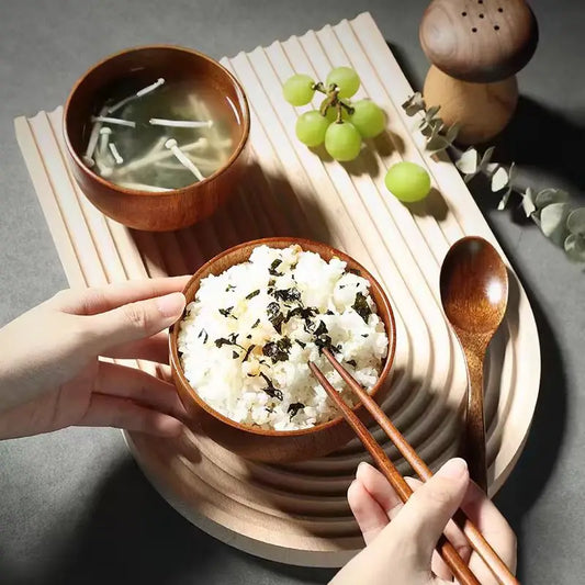 Bol en Bois Naturel Jujubier – Vaisselle Artisanale Durable avec riz et soupe servie dans un plateau en bois