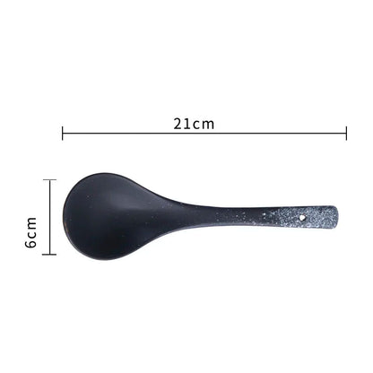 Cuillère noire avec poignée longue et trou de suspension en plastique