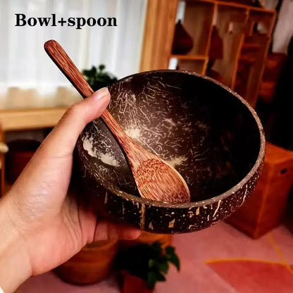 Bol en coquille de noix de coco avec cuillère en bois, écologique et parfait pour les repas.