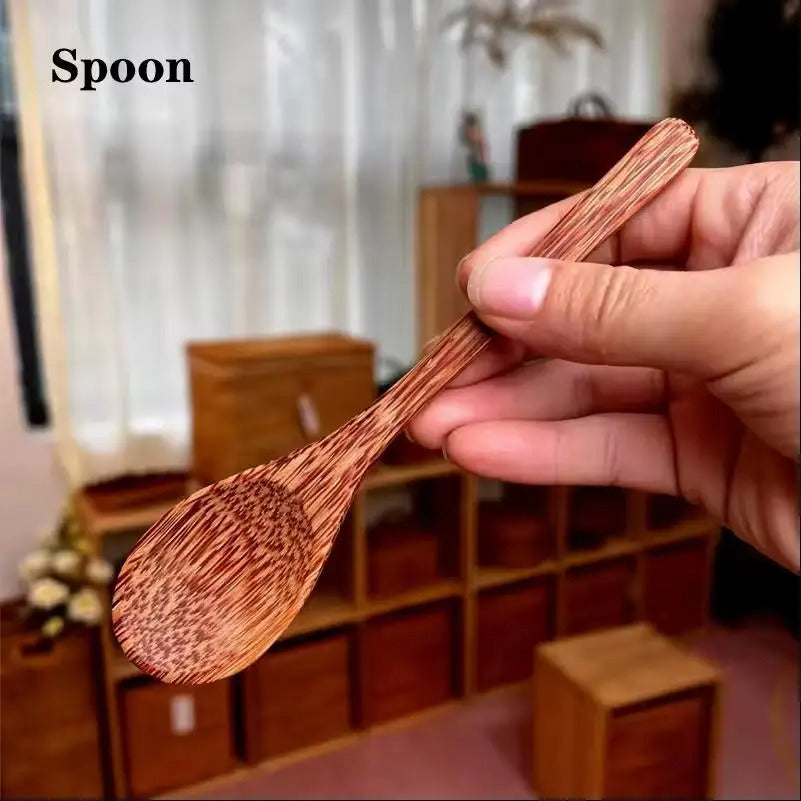 Cuillère en bois tenue à la main, parfaite pour un bol en coquille de noix de coco