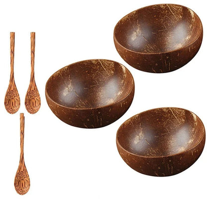 Set de deux bols en coquille de noix de coco avec quatre cuillères en bois pour servir des plats sainement