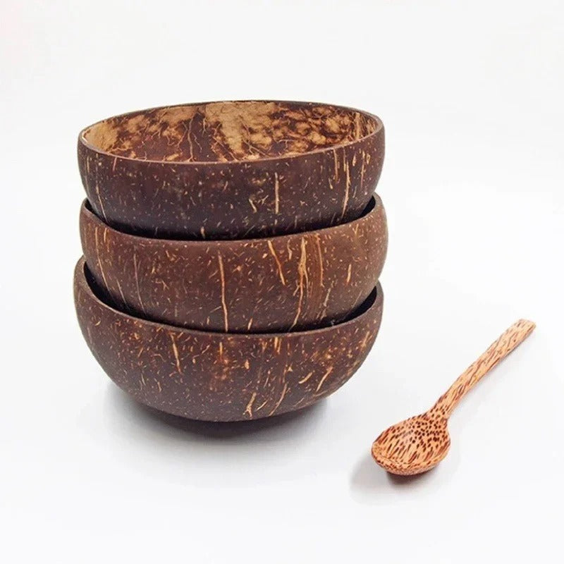Ensemble de trois bols en coquille de noix de coco avec une cuillère en bois pour servir vos plats