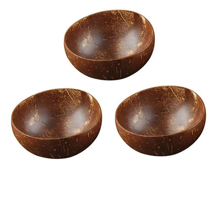Trois bols en coquille de noix de coco, idéaux pour servir des salades ou des fruits