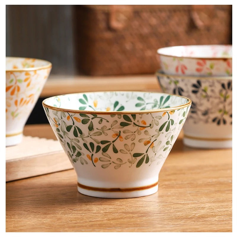 Bol en Porcelaine à Motifs Floraux - Lot de 4 avec des motifs colorés sur fond blanc