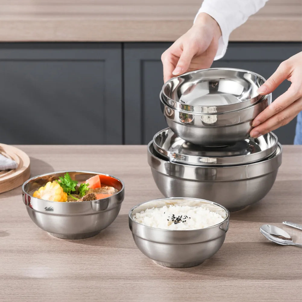 Bol Inox Cuisine – Résistant, Léger, Plusieurs Tailles empilés sur une table avec aliments préparés