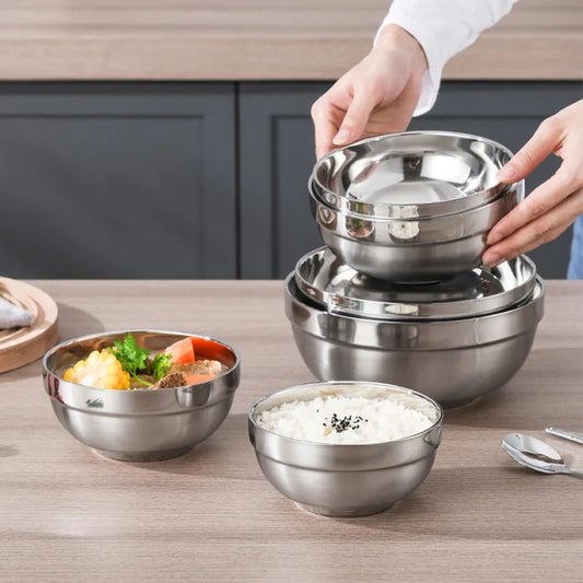 Bol Inox Cuisine – Résistant, Léger, Plusieurs Tailles empilés sur une table avec aliments préparés