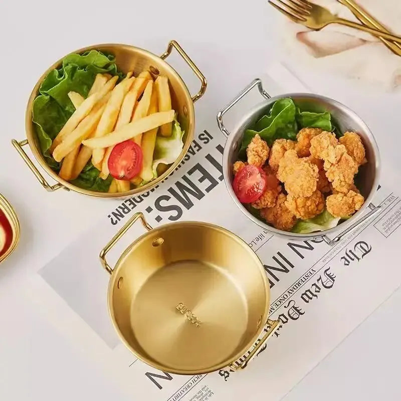 Bol Inox Doré avec Anse Anti brûlure – 12 à 14 cm contenant des frites et une salade, bol inox argenté avec poulet frit
