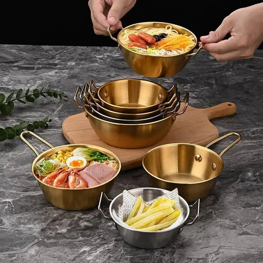 Bol Inox Doré avec Anse Anti brûlure – 12 à 14 cm, lot de bols empilés et remplis de nourriture