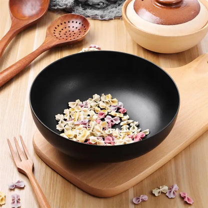 Bol Japonais en Mélamine Noire – Léger, Résistant et Chic avec pâtes colorées sur une planche en bois