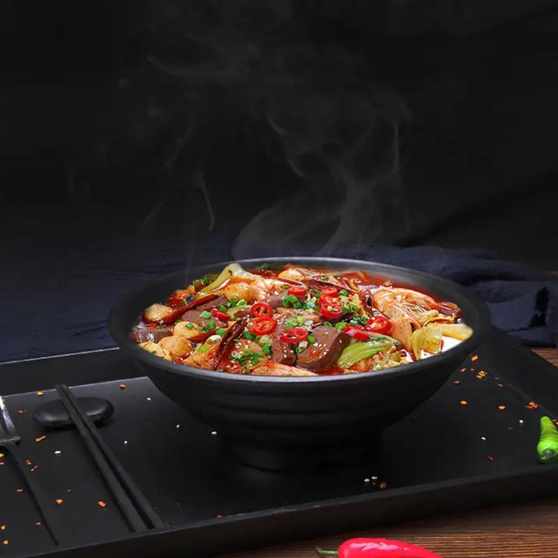 Bol Japonais en Mélamine Noire – Léger, Résistant et Chic avec soupe épicée garnie de crevettes et légumes frais