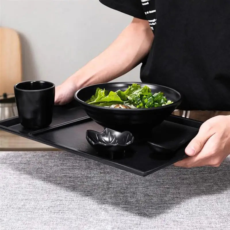 Bol Japonais en Mélamine Noire – Léger, Résistant et Chic présenté sur un plateau noir avec salade verte