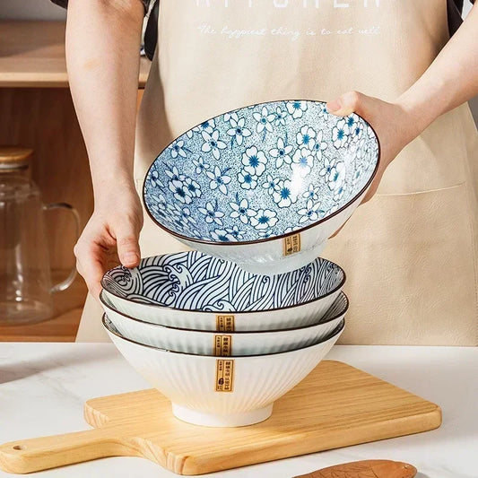Bol Japonais en Porcelaine – Élégance Zen et Artisanat, ensemble de bols décoratifs sur une planche en bois