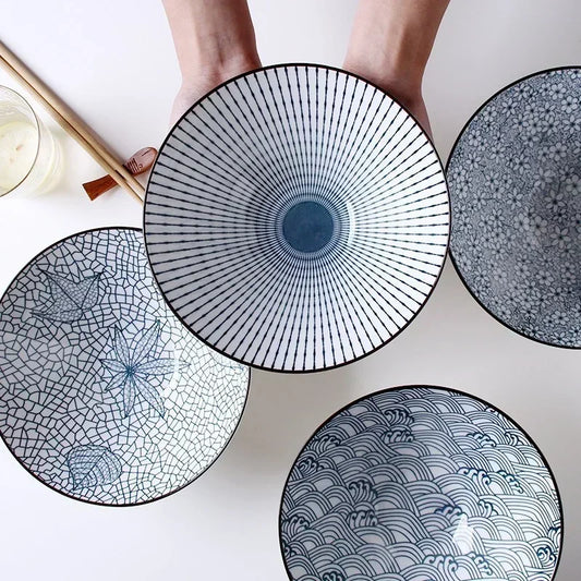 Quatre bols japonais en porcelaine avec motifs élégants pour une ambiance zen et artisanale
