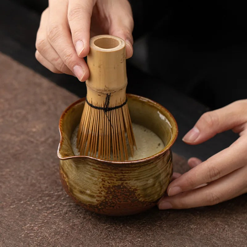 Bol Matcha en Céramique Japonais 280 ml utilisé avec un fouet traditionnel en bambou