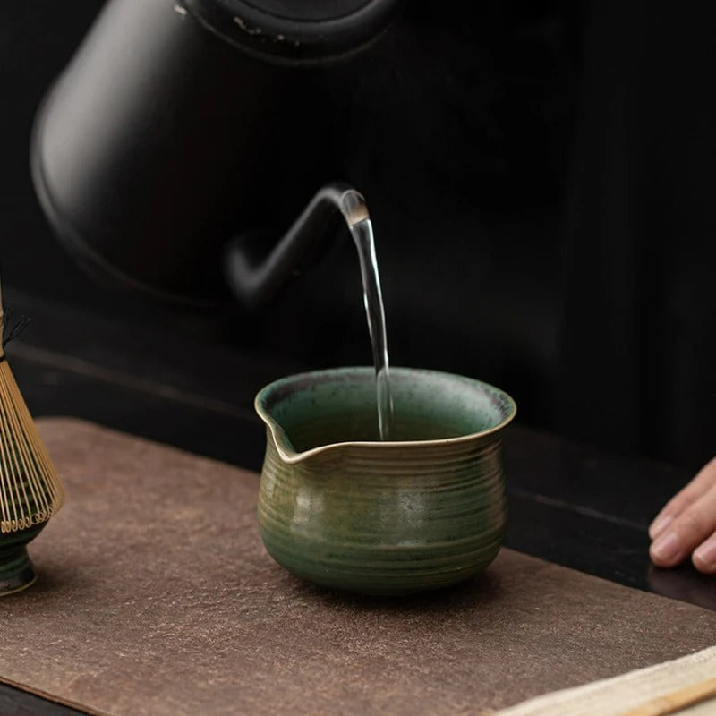Bol Matcha en Céramique Japonais 280 ml avec une théière versant de l'eau chaude