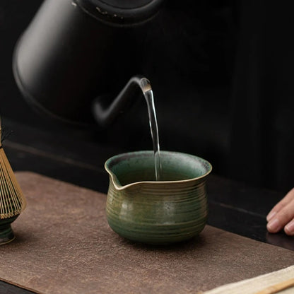 Bol Matcha en Céramique Japonais 280 ml avec une théière versant de l'eau chaude