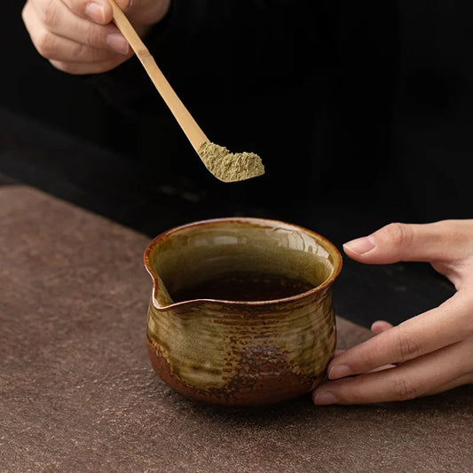 Bol Matcha en Céramique Japonais 280 ml avec une cuillère en bois pour préparer le matcha