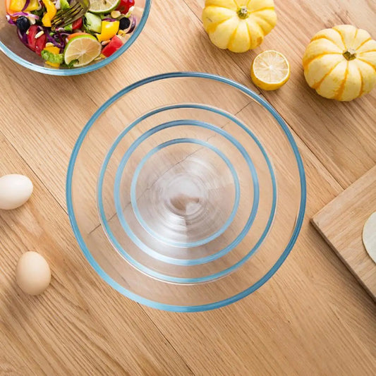 Bol Verre Résistant pour Cuisine – 4 Tailles Disponibles empilés sur table en bois avec légumes frais autour
