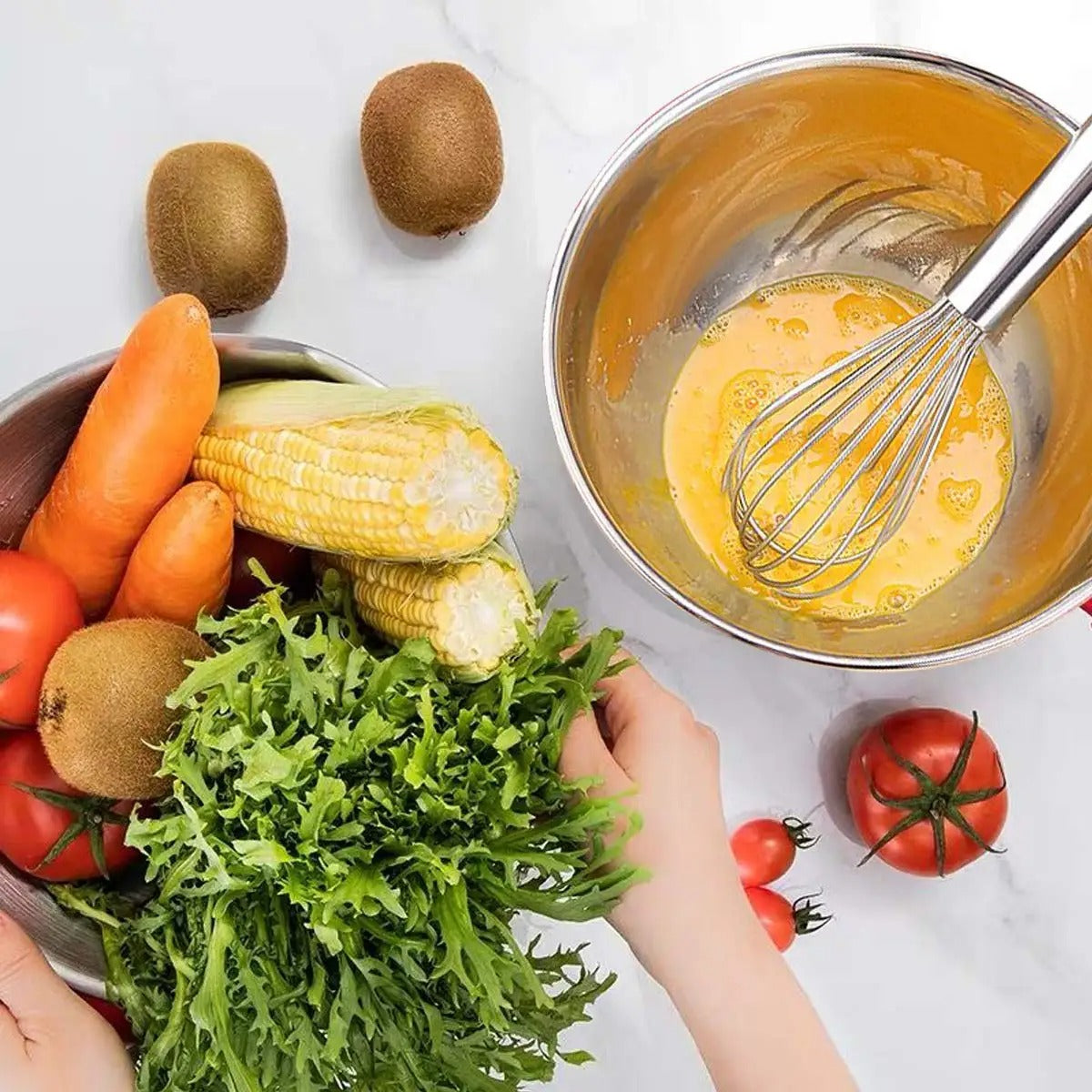 Ingrédients frais avec des Bols à Mélanger Inox 304 avec Couvercle pour préparer des recettes saines