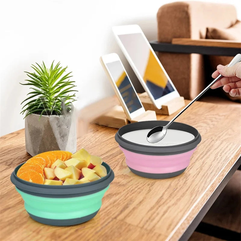 Bols Pliables Silicone x3 – Nomades, Hermétiques, Écolos, bols pliables rose et vert avec fruits et yaourt sur table en bois