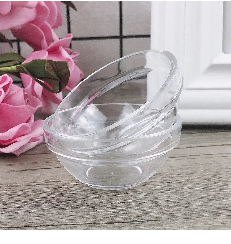 Bols Sauce Plastique – Lot de 3 Mini Contenants Cuisine transparents empilés sur table en bois avec fleurs roses