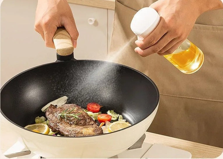 Bouteille Spray à Huile blanche utilisée pour vaporiser de l'huile sur des fruits de mer grillés sur une plaque