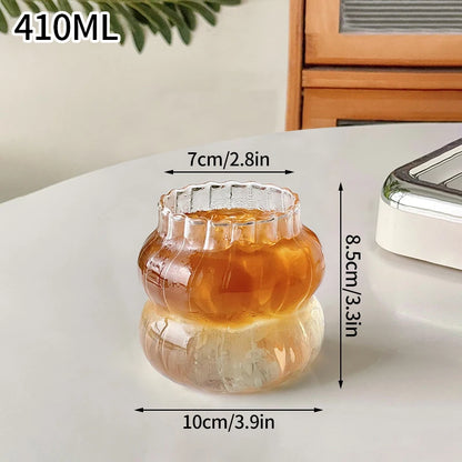 Verre Tumbler Ondulé Transparent – Élégant & Pratique. Tumbler ondulé 410 ml transparent sur table avec boisson glacée