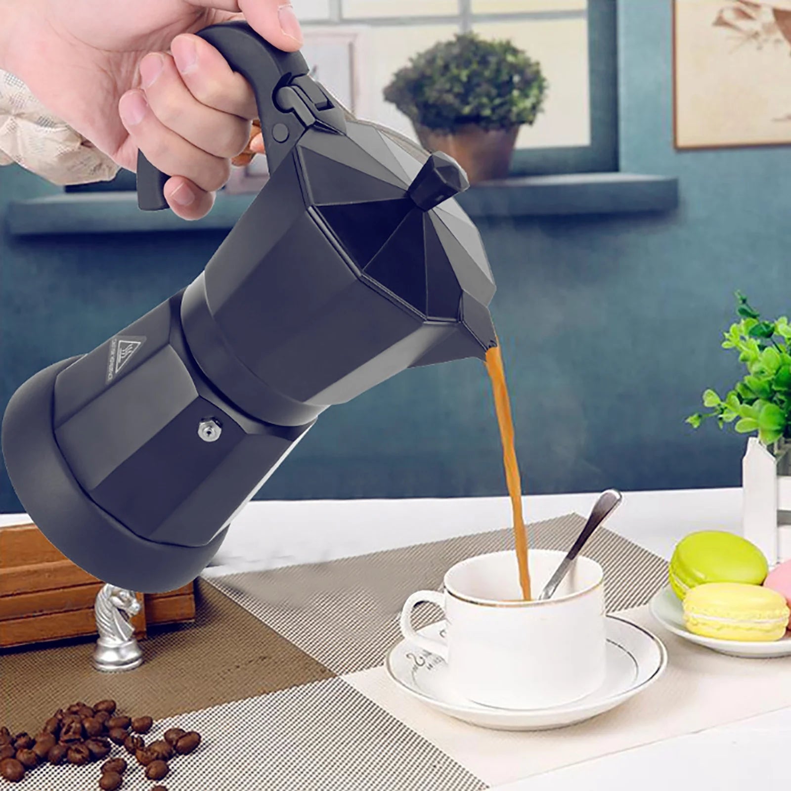 Cafetière Moka Électrique Bymaocar 300ml versant du café chaud dans une tasse blanche