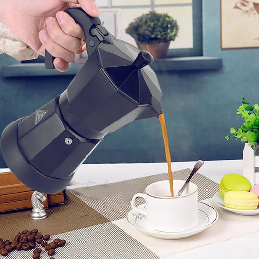 Cafetière Moka Électrique Bymaocar 300ml versant du café chaud dans une tasse blanche