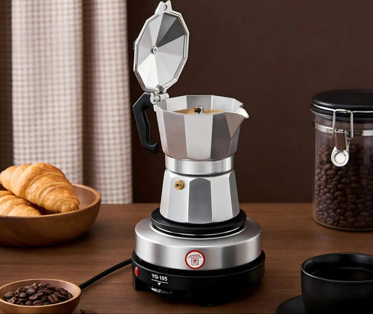 Cafetière italienne électrique 3 tasses avec plaque chauffante réglable et croissants en arrière-plan