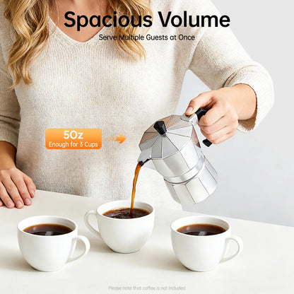 Cafetière italienne électrique 3 tasses avec plaque chauffante réglable versant du café dans des tasses blanches