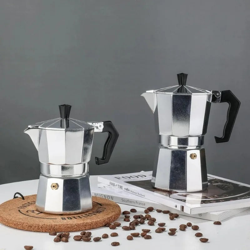 Cafetière Italienne en Aluminium pour Gazinière avec un design élégant et moderne, parfaite pour préparer du café