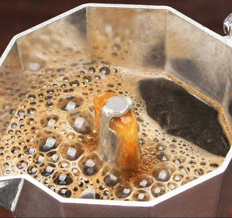 Cafetière Italienne en Aluminium pour Gazinière avec café bubbling au sommet et design élégant