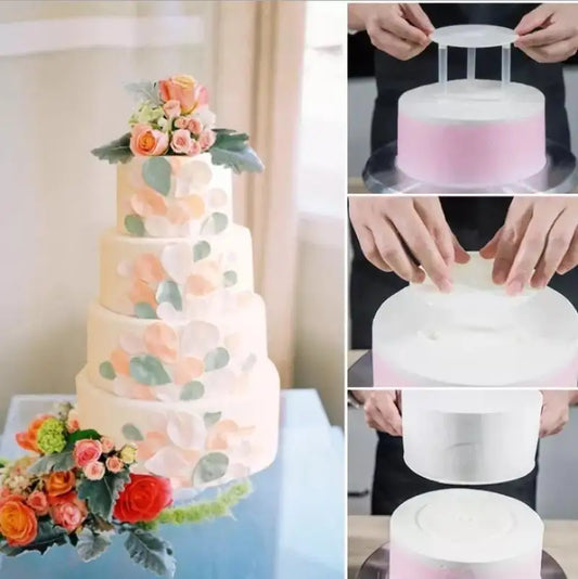 Supports à gâteaux multi-niveaux montrés en usage avec gâteau à étages décoré et mains assemblant séparateurs