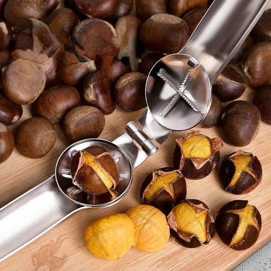 Casse-Marrons en Acier Inoxydable – Pince 17,7 cm avec châtaignes ouvertes sur une planche en bois