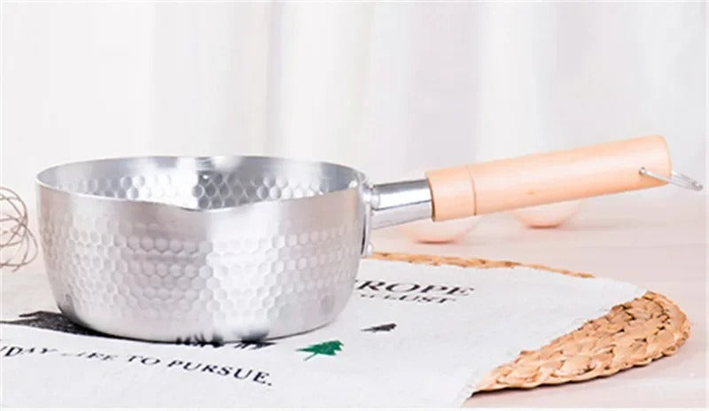 Casserole antiadhésive aluminium avec poignées en bois, compatible induction et gaz