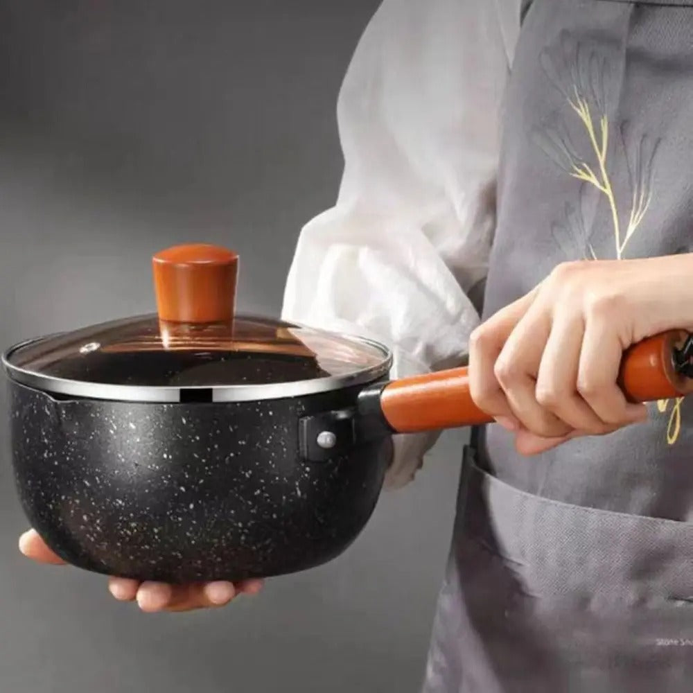 Casserole Antiadhésive avec Bec Verseur & Manche Bois en utilisation pour une cuisine pratique et élégante