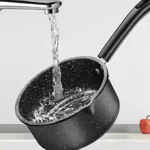 Casserole Antiadhésive Effet Pierre Maifan versée sous un robinet, idéale pour une cuisine facile et sans accrocs