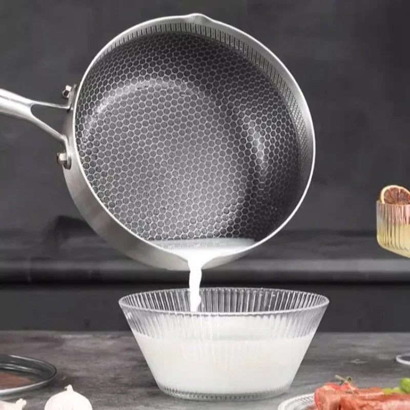 Casserole Inox 316 Sans Revêtement versant un liquide dans un bol en verre avec motif en relief