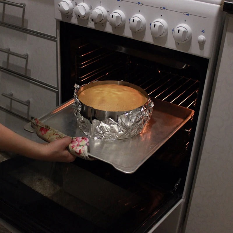 Cercle à Gâteau Réglable Inox – Rond ou Carré, en utilisation pour cuire un gâteau au four