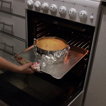 Cercle à Gâteau Réglable Inox – Rond ou Carré, en utilisation pour cuire un gâteau au four