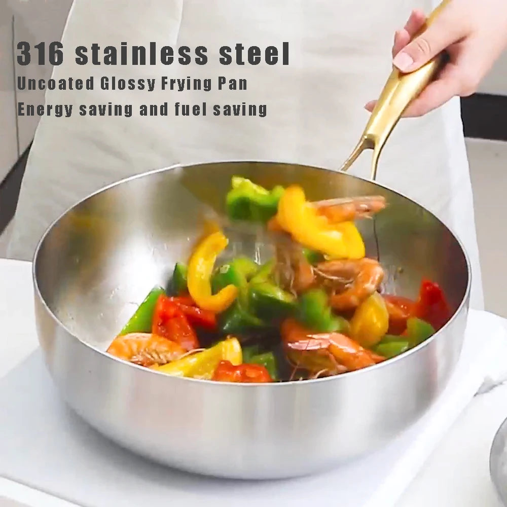 Poêle Chef Acier Inox 316 – 22 à 30 cm – 7 Couches Induction avec légumes frais en train d'être cuisinés