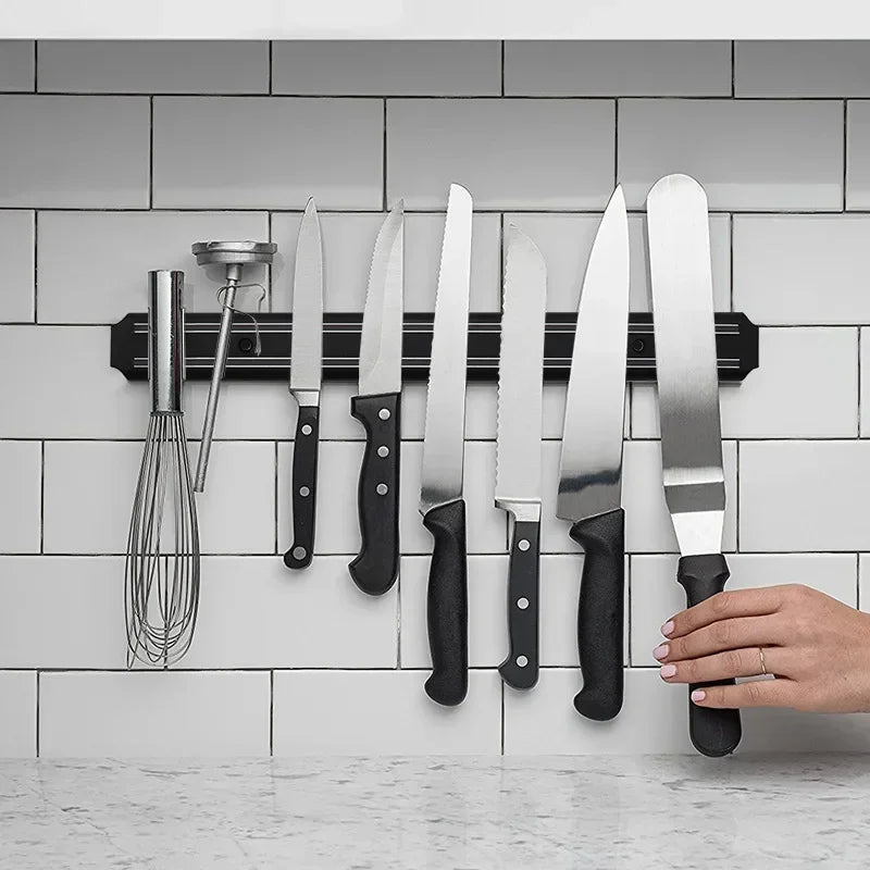 Barre Magnétique Couteaux Inox – 20/33/38 cm. Montage mural noir tenant des couteaux et ustensiles sur carrelage blanc