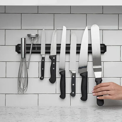 Barre Magnétique Couteaux Inox – 20/33/38 cm. Montage mural noir tenant des couteaux et ustensiles sur carrelage blanc