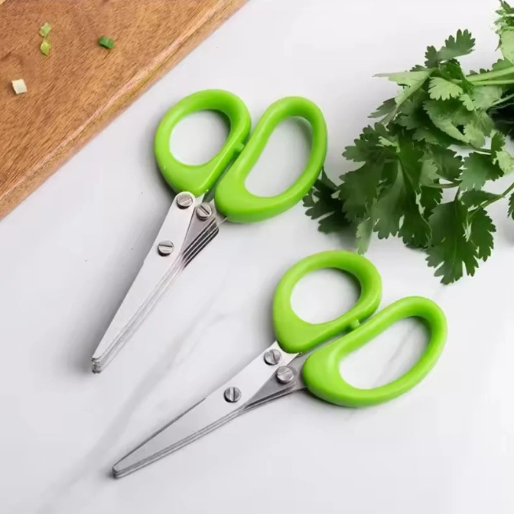 Paquet de ciseaux verts pour herbes posés sur planche et coriandre fraîche Ciseaux de Cuisine 3 et 5 Lames – Couper Herbes